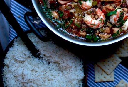 Cooked rice next to a pot of black-eyed pea gumbo.