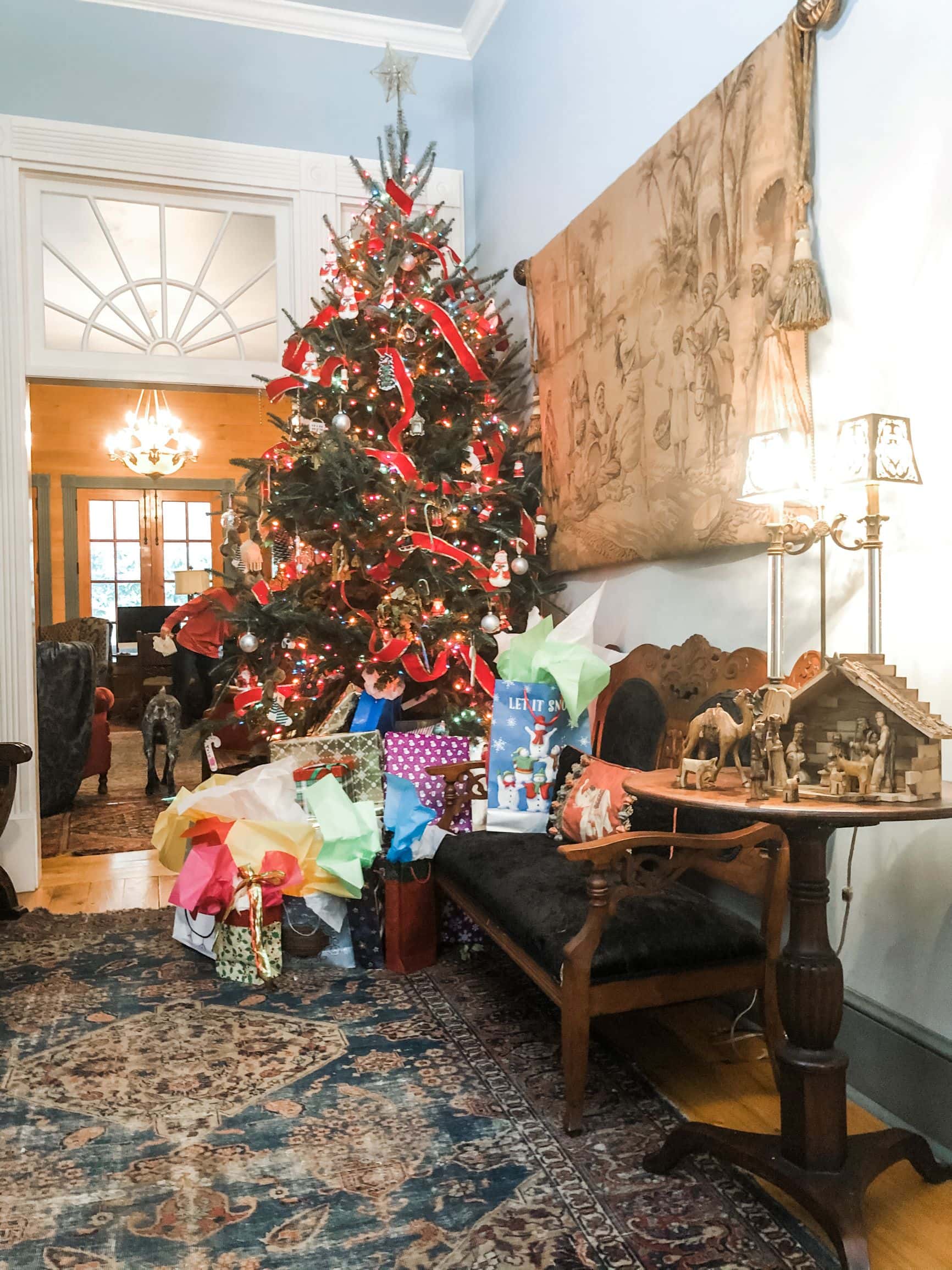 Picture of a fully decorated Christmas tree in Stacy Lyn Harris's home, from her blog "Perfect Christmas Gifts for the Special Men in your life"