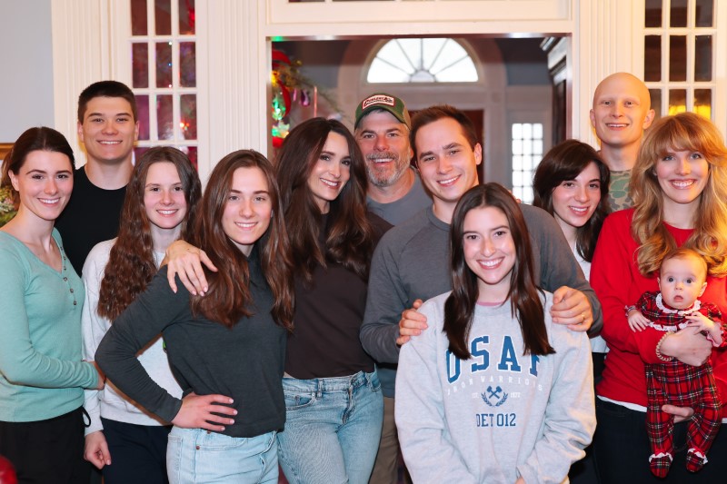 Stacy Lyn Harris and her large family gathered for portrait at home