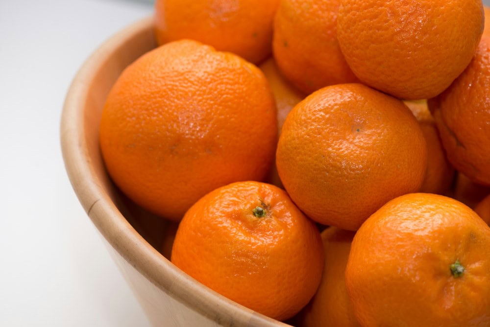 bowl full of fresh whole oranges